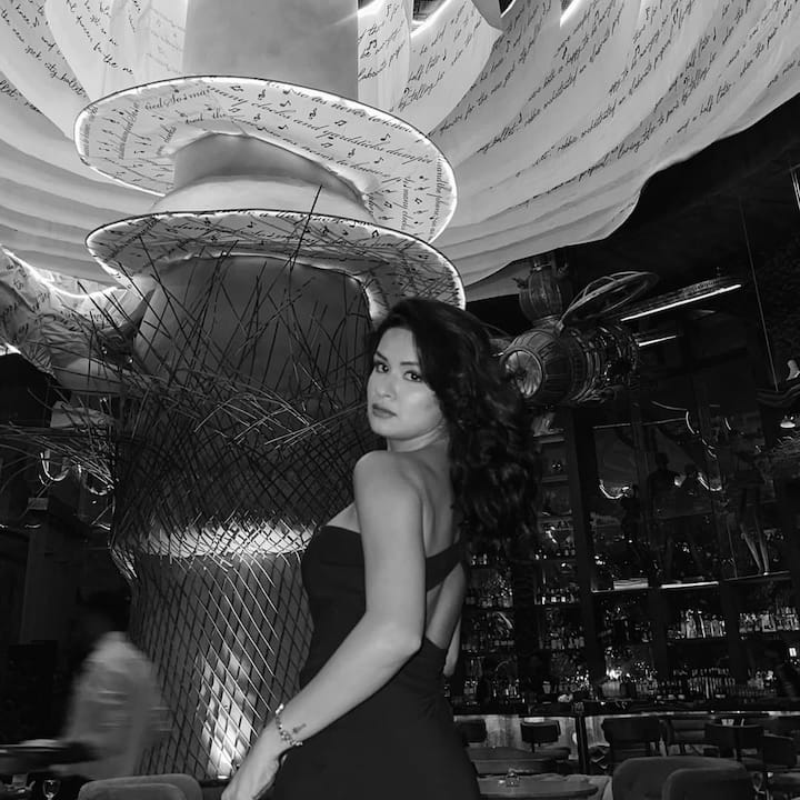 फिल्म 'टिकू वेड्स शेरू' से बॉलीवुड में डेब्यू करने वाली अभिनेत्री अवनीत कौर सोशल मीडिया पर काफी एक्टिव रहती हैं। अवनीत कौर की तस्वीरें पोस्ट होते ही सोशल मीडिया पर छा जाती हैं।