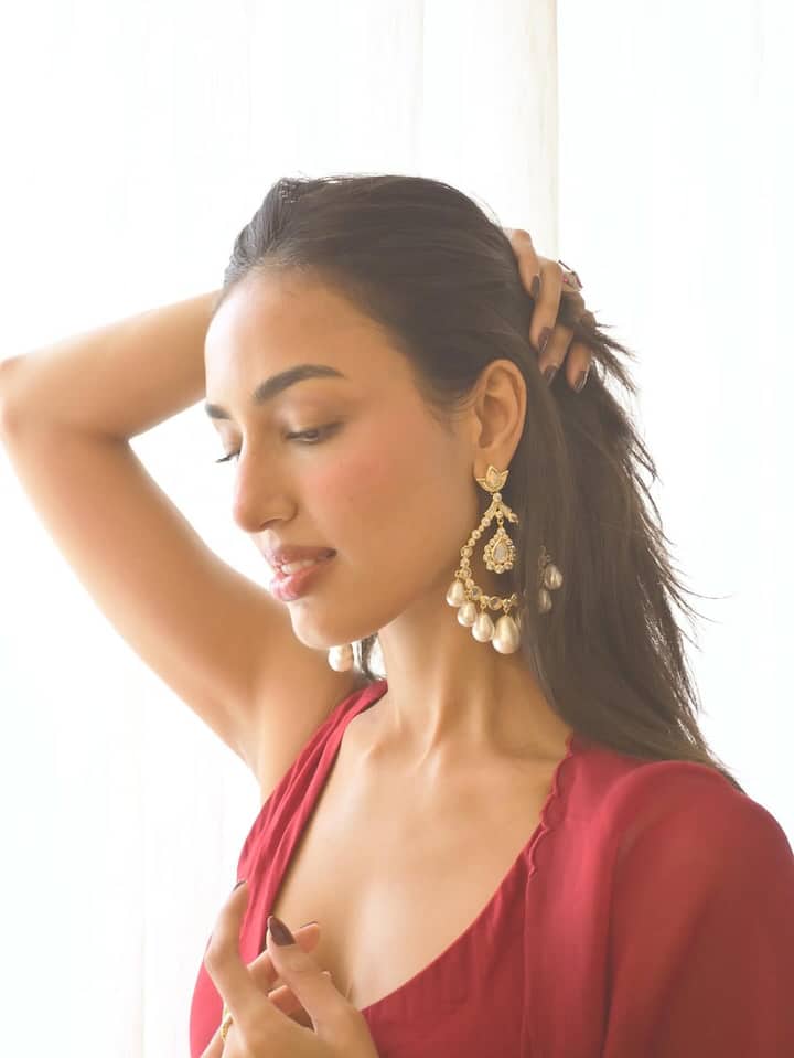 माहिका शर्मा का ट्रेडिशनल लुक देख उनके बॉयफ्रेंड हार्दिक पांड्या भी अपना दिल हार बैठे हैं. गर्लफ्रेंड के पोस्ट पर उन्होंने भी अपना हार्ट और नजर ना लगने वाले इमोजी कमेंट किए हैं. इसके बाद फैंस ने भी एक्ट्रेस को 'भाभी जी' कहकर बुलाना शुरू कर दिया.