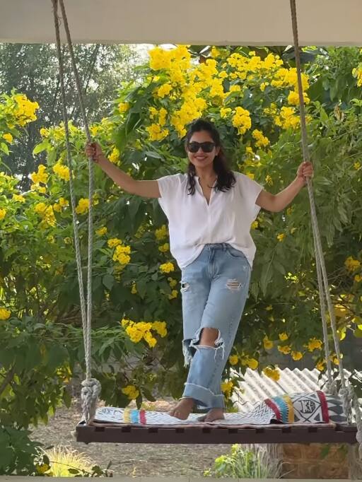 तस्वीरों में देखा जा सकता है कि एक्ट्रेस झूले पर खड़ी होकर मस्ती करती नजर आ रही हैं. उनका ये अंदाज फैंस को काफी पसंद आ रहा है.