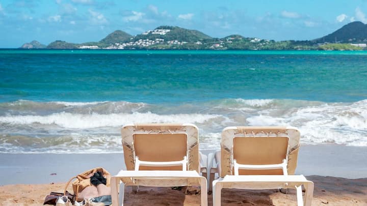 उस समय समुद्र की लहरें तेज थीं और तूफानी हवाओं ने जहाज को बहाते-बहाते इस हरे-भरे टापू तक पहुंचा दिया. जब नाविकों को सुरक्षित ठिकाना मिला, उन्होंने इसे ईश्वरीय संकेत माना और द्वीप का नाम संत लूसी के नाम पर रख दिया.