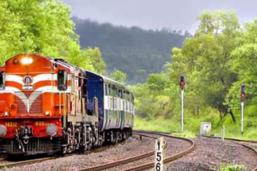 अब रेलवे ने इस मॉडल को काउंटर बुकिंग तक बढ़ा दिया है। 17 नवंबर, 2025 से रेलवे ने ओटीपी आधारित तत्काल टिकट काउंटर बुकिंग के लिए एक पायलट प्रोजेक्ट शुरू किया था, जिसे शुरुआत में कुछ ट्रेनों में लागू किया गया था। इसकी सफलता को देखते हुए अब यह व्यवस्था 52 ट्रेनों में लागू हो चुकी है।