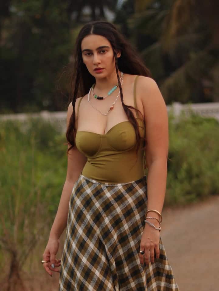  फैंस का मानना ​​है कि मेघा ने इन तस्वीरों में बोल्डनेस की सारी हदें पार कर दी हैं। एक्ट्रेस के ये लुक्स उनके फैंस को काफी पसंद आ रहे हैं और वो उनकी बोल्डनेस पर फिदा हैं।