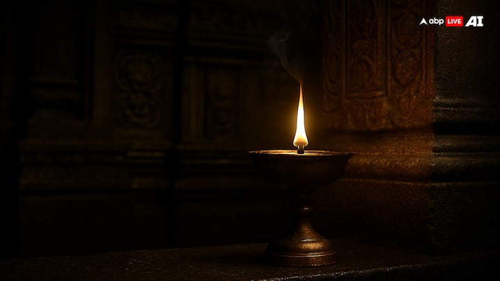 గుడిలో ఎల్లప్పుడూ ఓ దీపం వెలుగుతూనే ఉంటుంది... అందులో నెయ్యి లేదా నూనె వేయరు, కానీ అది నిరంతరం వెలుగుతూనే ఉంటుంది. ఈ దీపం అందరికీ ఒక రహస్యంగానే ఉండిపోయింది