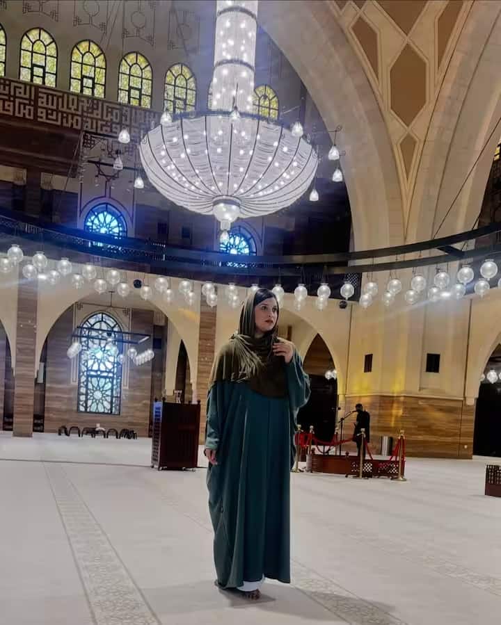 मनारा के लुक को देखकर उनके फैन्स खूब कमेंट कर रहे हैं. एक ने लिखा,