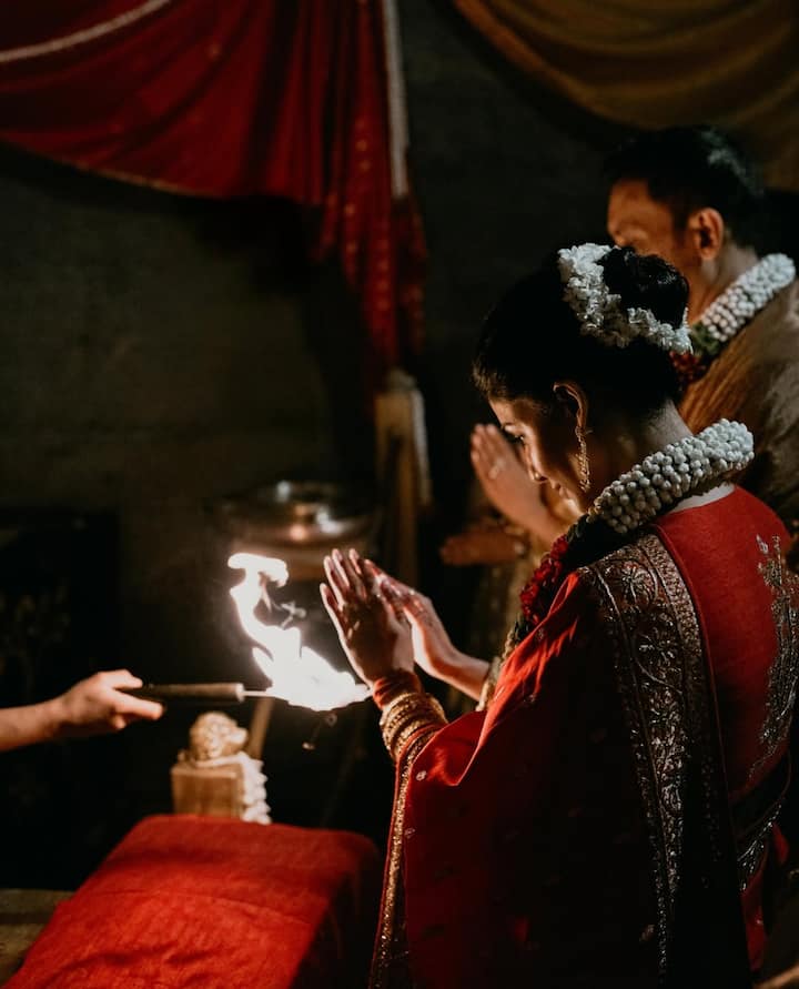 उनकी शादी की तस्वीरें सोशल मीडिया पर खूब वायरल हो रही हैं.