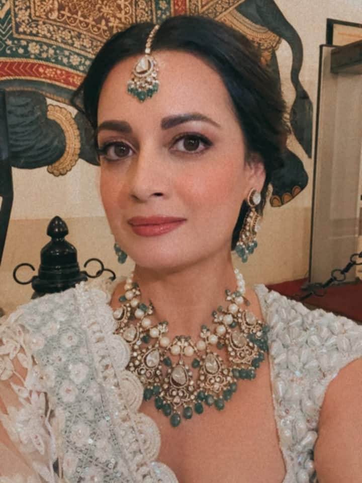 इस खूबसूरत सफेद लहंगे में दीया ने बारीक कढ़ाई और मैचिंग दुपट्टा के साथ अपने परफेक्ट लुक को पूरा किया है.