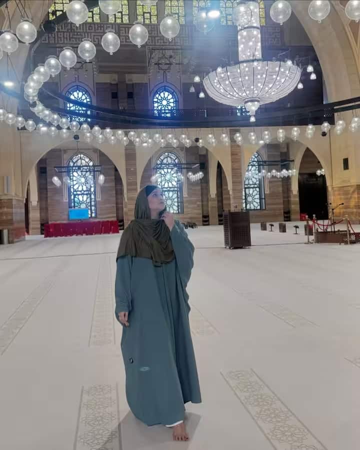 सोशल मीडिया पर अक्सर फैंस मनारा को अलग-अलग अवतार में देखते हैं और इस बार भी कुछ ऐसा ही हुआ है।