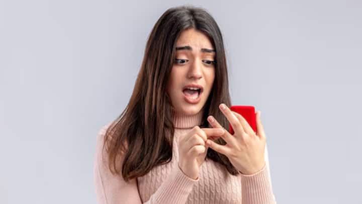 হঠাৎ কেন তিনি যোগাযোগ করছেন, তা জানতে চান। আপনি যদি তাঁর সঙ্গে বন্ধুত্ব রাখতে আগ্রহী না হন, স্পষ্ট ভাবে তাঁকে জানিয়ে দিন।