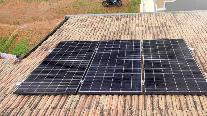 सब्सिडी मिलने के बाद आपकी जेब से लगने वाला खर्च पहले से काफी कम रह जाता है. कई लोगों के लिए यह निवेश कुछ ही साल में बिजली बचत के जरिए पूरा हो जाता है. खास बात यह है कि सोलर सिस्टम की लाइफ भी लंबी होती है. इसलिए एक बार का सेटअप आने वाले कई सालों का बिल कम कर देता है.