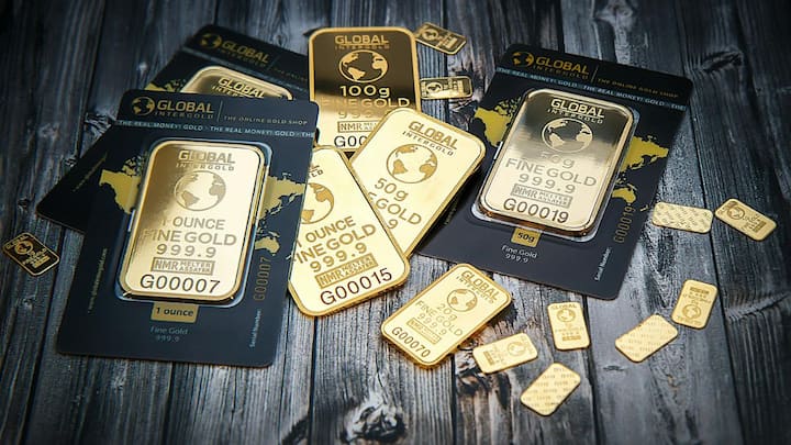 Experts say that if gold had not been purchased in such quantities, the trade deficit could have been controlled by coming down to $27 billion, but the demand for gold increased as if an invisible hand had changed the course of the market.
