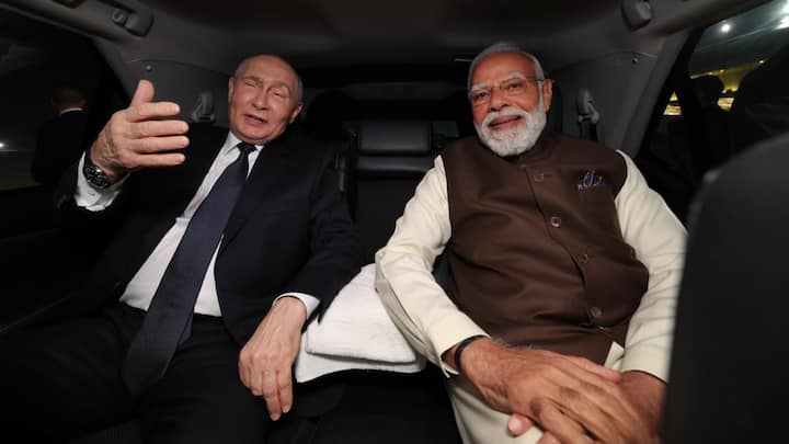 मोदी और ट्रंप दोनों नेता एयरपोर्ट से पीएम की कार में निकले और प्रधानमंत्री के आधिकारिक आवास पहुंचे. करीब तीन महीने पहले शंघाई सहयोग संगठन (एससीओ) शिखर सम्मेलन के बाद चीन के शहर तियानजिन में उन्होंने एक ही वाहन में साथ यात्रा की थी. प्रधानमंत्री ने सोशल मीडिया पर लिखा, ‘‘अपने मित्र राष्ट्रपति पुतिन का भारत में स्वागत करते हुए मुझे खुशी हो रही है. आज शाम और कल उनके साथ होने वाली बातचीत को लेकर आशान्वित हूं. भारत-रूस मित्रता समय की कसौटी पर खरी उतरी है जिससे दोनों देशों के लोगों को बहुत लाभ हुआ है.’’