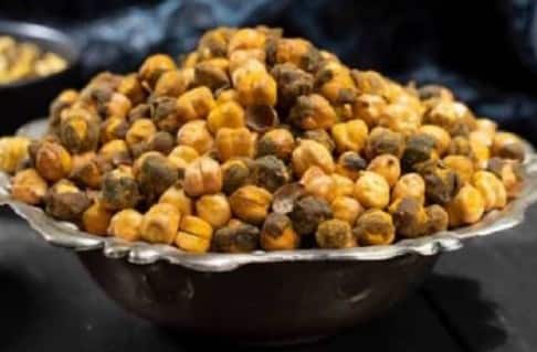 अगर आप बादाम और अखरोट की जगह रोज़ाना मुट्ठी भर भुने हुए चने खाना शुरू कर दें, तो आपके शरीर में होने वाले बदलाव आपको हैरान कर देंगे। अगर आप एक महीने तक रोज़ाना चने खाते हैं, तो आपको अपने शरीर में ज़रूर बदलाव नज़र आएंगे।