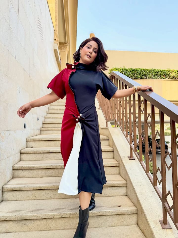 वहीं दूसरी ओर हिना खान ने अपने इंस्टाग्राम हैंडल पर कई पिक्चर्स शेयर किए. कैप्शन लिखते हुए उन्होंने फैंस को इस बात की जानकारी दी कि वो भी इस अवॉर्ड सेरेमनी का हिस्सा बनीं. इस दौरान उनका लुक भी सबसे अलग था. रैप स्टाइल ड्रेस में एक्ट्रेस कमाल लग रही हैं. सटल मेकअप और स्टेटमेंट एक्सेसरीज के साथ उनका ये लुक काफी क्लासी है.