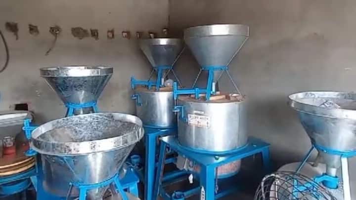 गांव में आटा चक्की का बिजनेस हमेशा डिमांड में रहता है. 40-60 हजार रुपये में मशीन खरीदकर रोजाना 500-1500 रुपये तक की आमदनी की जा सकती है. अगर गेहूं के साथ मसाला ग्राइंडिंग भी शुरू करें, तो कमाई और बढ़ती है.