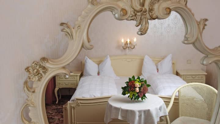 ফিলিপিন্সের লোককথা অনুযায়ী, আয়নার সামনে ঘুমালে আধ্য়াত্মিক প্রতিরোধ ভেঙে পড়ে। অশরীরি আত্মার নজর পড়ে, তারা দুর্বলতা বুঝে যায়। ঘুমের মধ্যে দুঃস্বপ্ন দেখেন, ঘুম গভীরও হয় না।