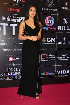 ग्लैमरस लुक में छाईं कृति सेनन, अनीत पड्डा का दिखा स्टाइलिश अवतार, देखें अवॉर्ड सेरमनी की तस्वीरें