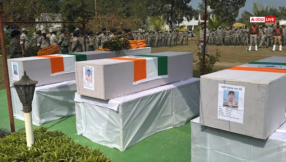 छत्तीसगढ़: शहीद जवानों को दी गई अंतिम सलामी, मारे गए नक्सलियों की शिनाख्त जारी