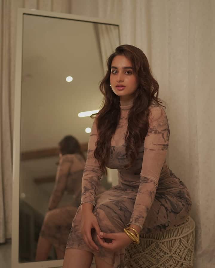 बिग बॉस 17 में न केवल आयशा खान का ग्लैमरस लुक,बल्कि उनके बोल्ड डांस मूव्स भी खूब वायरल हुए थे,जिसने फैंस और ऑडियंस का ध्यान पूरी तरह खींचा.