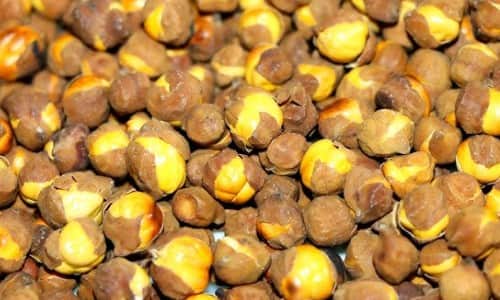 सर्दियों में हम अक्सर बहुत ज़्यादा तला-भुना खा लेते हैं, जिससे वज़न बढ़ता है। छोले फाइबर और प्रोटीन से भरपूर होते हैं। मुट्ठी भर छोले खाने के बाद पेट भरा हुआ महसूस होता है और भूख कम लगती है। इससे ज़्यादा खाने से बचाव होता है और वज़न नियंत्रित रहता है।