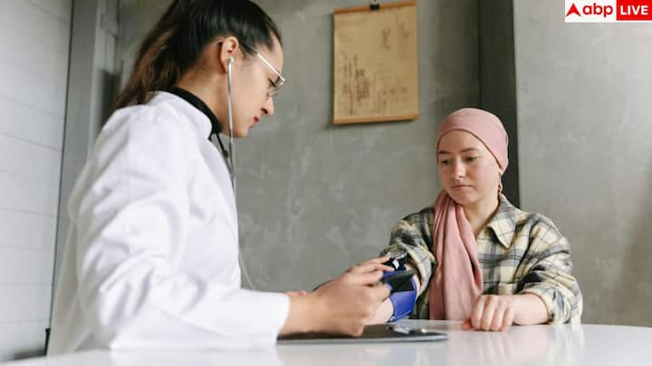 ऐसे में सबसे जरूरी है इसके शुरुआती संकेतों को पहचानना. समय पर लक्षण दिख जाएं तो ठीक जल्दी होता है और इलाज आसान बन जाता है. डॉक्टर लगातार सलाह दे रहे हैं कि छोटी-छोटी चेतावनियों को भी हल्के में न लें.