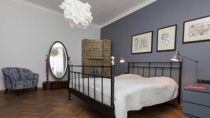 চিনা  সংস্কৃতিতে বিছানার সামনে আয়না রাখা, আয়নার সামেন ঘুমানোকে অশুভ বলে ধরা হয়। আয়নাকে পোর্টাল হিসেবে ধরা হয় সেখানে, অর্থাৎ আয়নাকে অন্য ডাইমেনশনে পৌঁছনোর রাস্তা বলে ধরা হয়। তাই বিছানার সামনে আয়না না রাখার নিদান রয়েছে ফেং শুইতেও।