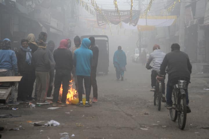 Kolkata Weather Update: আজ মরশুমের শীতলতম দিন কলকাতায়। সর্বনিম্ন তাপমাত্রা নেমে পৌঁছেছে ১৫.৬ ডিগ্রি সেলসিয়াসে, যা স্বাভাবিকের থেকে ১ ডিগ্রি কম।