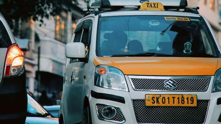 फैंसी नंबर प्लेट कई लोगों को स्टेटस, पसंद और पहचान देती है, लेकिन इसके साथ नियम-पालन और जिम्मेदारी जरूरी है. अगर आपने बोली जीत ली, लेकिन आगे की प्रक्रिया पूरी नहीं की, तो इससे आपका नाम, पैसा और वाहन पंजीकरण दोनों प्रभावित हो सकते हैं.