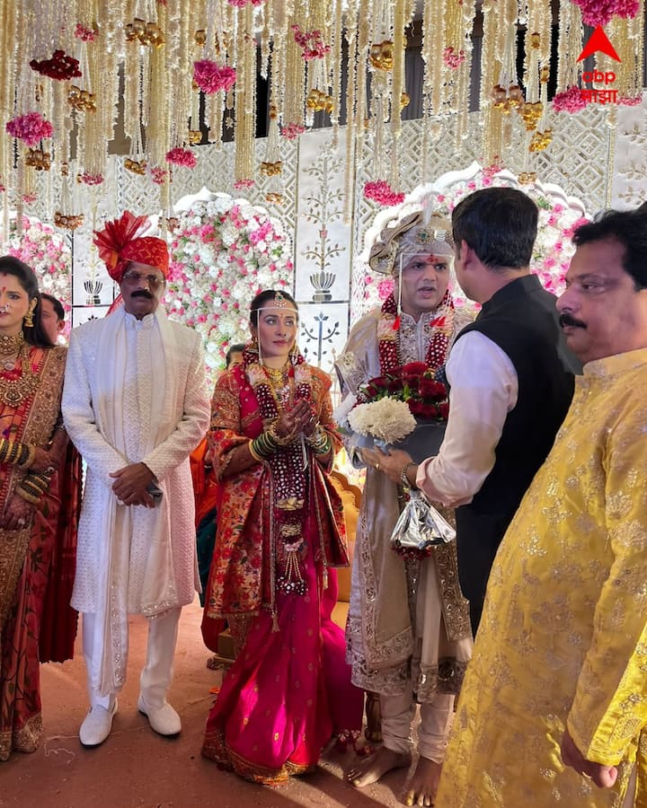 अभिनेत्री तेजस्विनी लोणारीने शिवसेना युवा नेते समाधान सरवणकर यांच्यासोबत लग्न केलं. मुंबईतील एका पंचतारांकित हॉटेलमध्ये हा विवाहसोहळा संपन्न झाला, सोशल मीडियावर तिच्या लग्नाचे व्हिडीओ पाहायला मिळत आहे.