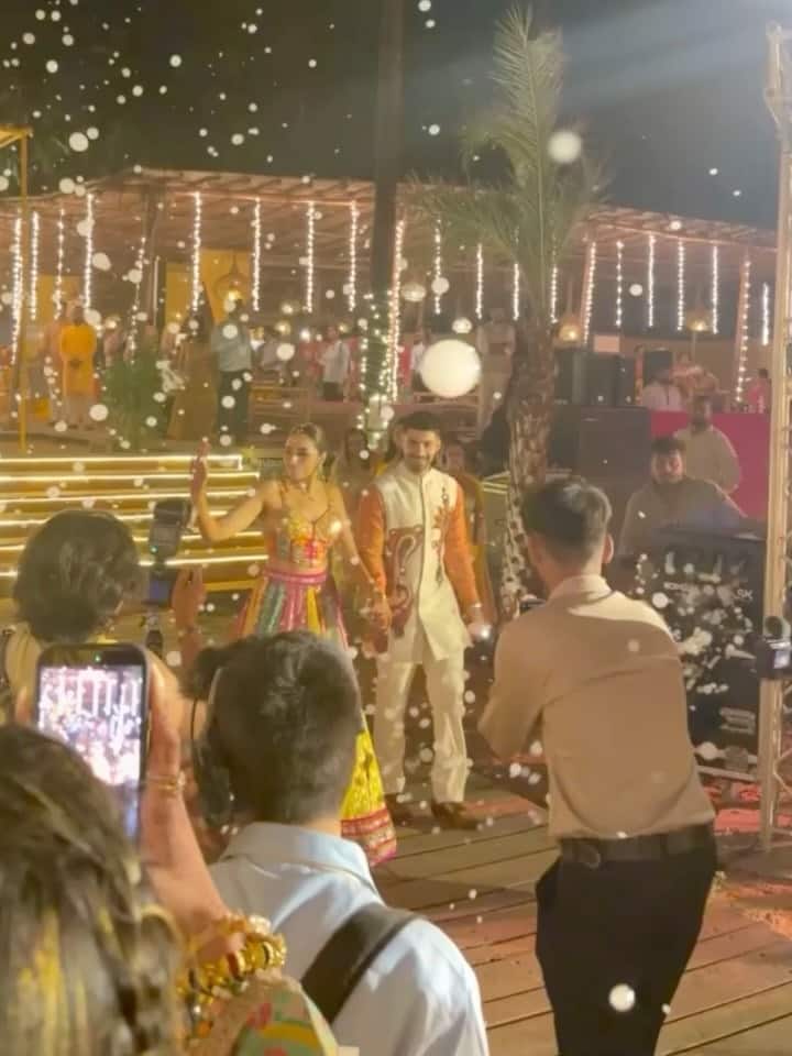 सारा तेंदुलकर के लेटेस्ट पोस्ट के मुताबिक वो गोवा में एक शादी अटेंड कर रही हैं. इसी ग्रैंड वेडिंग फंक्शन में एंजॉय करते हुए पूर्व क्रिकेटर की लाडली ने कई तस्वीरें और वीडियोज को अपने फैंस संग भी शेयर किया है.