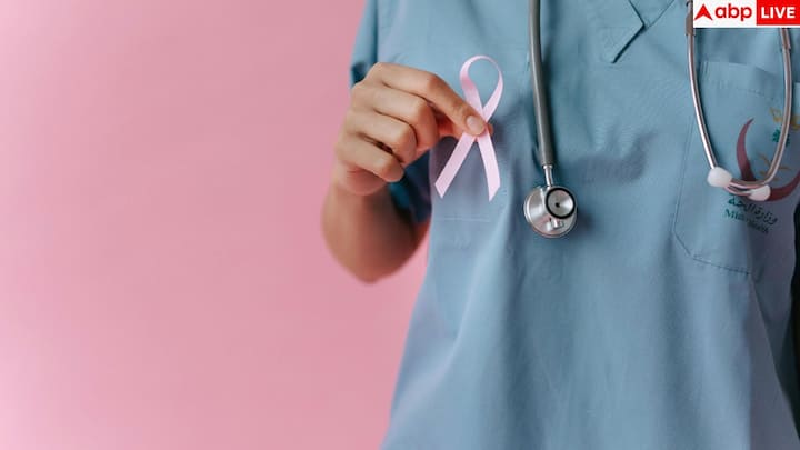 पहला संकेत है बेहद थकान. डॉक्टर के अनुसार, कोलन कैंसर धीरे-धीरे खून में कमी ला सकता है, जिससे कमजोरी और ज्यादा नींद आने लगती है. रिसर्च का भी मानता है कि कैंसर से जुड़ी थकान की एक बड़ी वजह एनीमिया ही है.