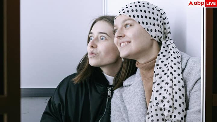 Early Signs Of Colon Cancer: कैंसर के मामले लगातार बढ़ रहे हैं. चलिए आपको बताते हैं कि शरीर में वे 4 साइन कौन से होते हैं,जो बताते हैं कि आपको कोलन कैंसर का खतरना होने वाला है.