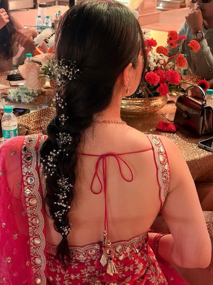 बैकलेस सूट में सारा तेंदुलकर बला की हसीन लग रही हैं. उनके सूट का डिजाइन भी फैंस को काफी पसंद आ रहा है. इसके अलावा जिस तरह से उन्होंने अपनी चोटी को सजाया है वो भी काफी प्यारा लग रहा है.