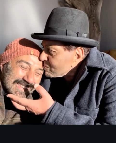 ਚਾਚੇ ਦੇ ਬੱਚਿਆਂ ਨੂੰ ਸੌਂਪੀ ਘਰ ਦੀ ਜ਼ਿੰਮੇਵਾਰੀ   ਧਰਮਿੰਦਰ ਦੇ ਪਿਤਾ ਨੇ ਉਨ੍ਹਾਂ ਨੂੰ ਘਰ ਦੀ ਜ਼ਿੰਮੇਵਾਰੀ ਸੌਂਪੀ ਅਤੇ ਉਨ੍ਹਾਂ ਨੂੰ ਇਸਦੀ ਦੇਖਭਾਲ ਕਰਨ ਲਈ ਕਿਹਾ। ਹਾਲਾਂਕਿ, ਜਿਵੇਂ-ਜਿਵੇਂ ਧਰਮਿੰਦਰ ਅੱਗੇ ਵਧਦੇ ਗਏ, ਉਨ੍ਹਾਂ ਨੇ ਜ਼ਮੀਨ ਆਪਣੇ ਚਾਚੇ ਦੇ ਪੋਤੇ-ਪੋਤੀਆਂ ਨੂੰ ਸੌਂਪ ਦਿੱਤੀ ਤਾਂ ਜੋ ਉਹ ਘਰ ਦੀ ਦੇਖਭਾਲ ਕਰ ਸਕਣ ਅਤੇ ਇਸ ਜੱਦੀ ਘਰ ਵਿੱਚ ਆਪਣੇ ਪਰਿਵਾਰ ਨਾਲ ਖੁਸ਼ੀ ਨਾਲ ਰਹਿ ਸਕਣ। ਦੈਨਿਕ ਭਾਸਕਰ ਦੀ ਇੱਕ ਰਿਪੋਰਟ ਵਿੱਚ ਦਾਅਵਾ ਕੀਤਾ ਗਿਆ ਹੈ ਕਿ ਸ਼ੁਰੂ ਵਿੱਚ, ਅਦਾਕਾਰ ਦਾ ਪਰਿਵਾਰ ਅਕਸਰ ਉਨ੍ਹਾਂ ਨੂੰ ਕਣਕ- ਫਸਲ ਅਤੇ ਹੋਰ ਸਮਾਨ ਭੇਜਦਾ ਸੀ।