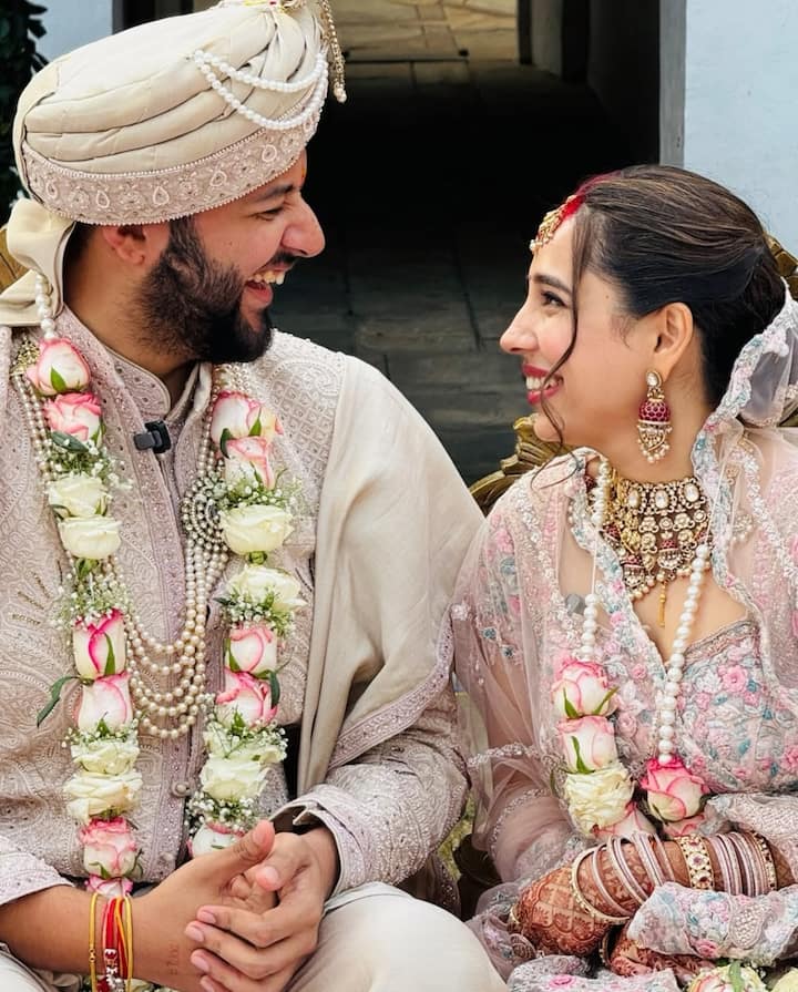 दुल्हन बनीं कृतिका अपनी वेडिंग लुक में बेहद प्यारी लग रहीं हैं. मांग में सिंदूर लगाए वो अपने पति को देखकर मुस्कुरा रही हैं.