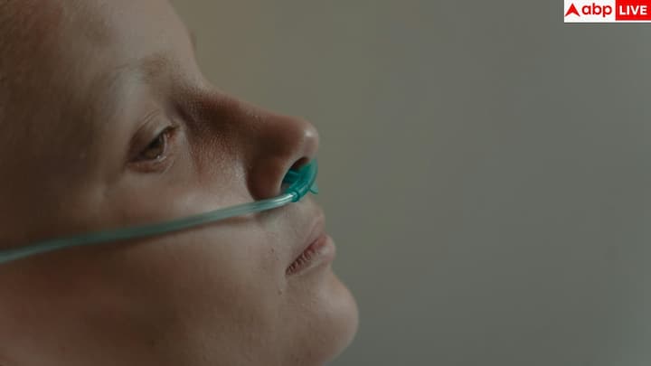 साल 2025 में करीब 1,07,320 नए कोलन कैंसर केस आने का अनुमान था. सबसे बड़ी चिंता यह है कि कोलन कैंसर अब युवाओं में भी तेजी से बढ़ रहा है. आमतौर पर यह 50 साल के बाद देखा जाता है, लेकिन अब कम उम्र के लोग भी इससे प्रभावित हो रहे हैं और इसका कारण अभी तक स्पष्ट नहीं है.