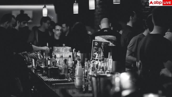 ऐसे ड्रिंक्स इलेक्ट्रोलाइट बैलेंस बिगाड़ते हैं, क्रिएटिनिन बढ़ा सकते हैं और लंबे समय में स्टोन तथा किडनी फंक्शन कम करने का खतरा पैदा करते हैं. अच्छी क्वालिटी की कॉफी सीमित मात्रा में और बिना शुगर पीना सुरक्षित माना जाता है.