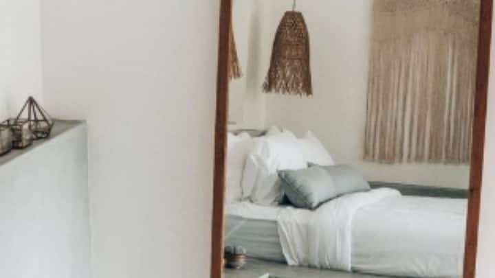 পশ্চিম আফ্রিকার লোককথা অনুযায়ী, আয়নার সামনে ঘুমালে, এমন কিছু শক্তির সংস্পর্শে চলে আসেন মানুষ, যা কাম্য নয়। কেউ যখন ঘুমে আচ্ছন্ন থাকেন, সেই সময় অন্য জগতের নজর পড়ে তাঁর উপর। দুঃস্বপ্নের পাশাপাশি, কিছু ভর করেছে বলেও মনে হতে পারে। ঘুম ভাঙার পর, রোজকার জীবনেও অস্বস্তি বোধ হতে থাকে।