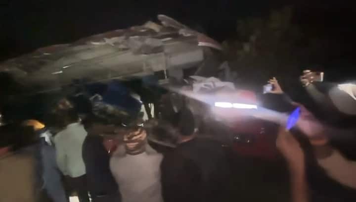 महाराष्ट्रातील रस्ते अपघातांची मालिका सुरुच आहे. चंद्रपूरहून यवतमाळला जाणाऱ्या एसटी बसला ट्रकनं धडक दिली. या घटनेत दोन प्रवाशांचा मृ्त्यू झाला.