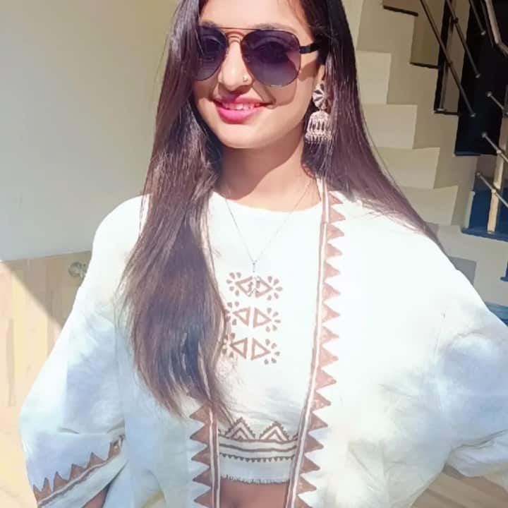 मोनालिसा ने इंस्टाग्राम पर अपनी नई तस्वीरें शेयर की हैं. इनमें वो अपना स्टाइलिश लुक फ्लॉन्ट करती नजर आ रही हैं.