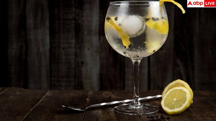 स्मूदी को लोग हेल्दी समझते हैं, लेकिन ज्यादा पालक, केल और नट्स से ऑक्सालेट की मात्रा बहुत बढ़ जाती है. इससे कैल्शियम ऑक्सालेट स्टोन बनने का खतरा बढ़ता है और नेचुरल शुगर भी किडनी पर लोड बढ़ाती है.