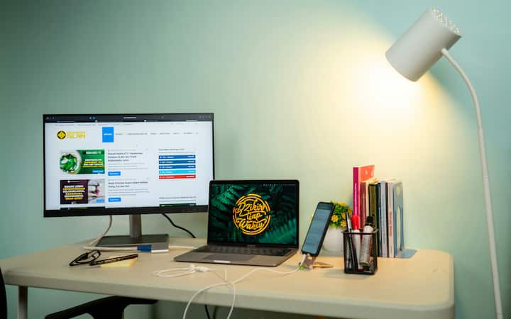 ऑफिस टेबल उत्तर किंवा ईशान (उत्तर-पूर्व) दिशेकडे ठेवणे सर्वोत्तम मानले जाते, विशेषतः संगणकाचा मॉनिटर उत्तर किंवा पूर्व दिशेकडे पाहावा