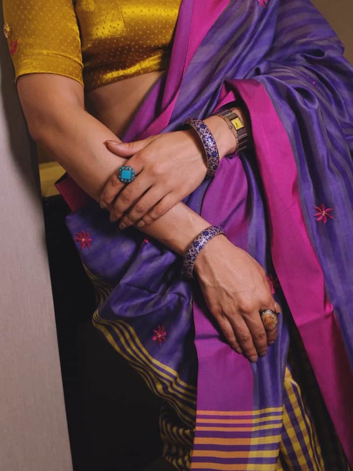 एक्सेसरीज की बात करें तो एक्ट्रेस ने अपने साड़ी के डिजाइन के साथ मैच करते हुए दोनों हाथों में एक–एक चूड़ी पहनी है. स्टेटमेंट रिंग्स और सिल्वर वॉच के साथ उन्होंने ये लुक कंप्लीट किया.