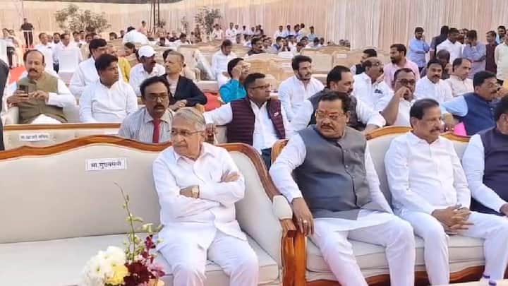 शेंद्रे, सातारा येथील अजिंक्यतारा साखर कारखाना परिसरात पार पडलेल्या या शाही विवाह सोहळ्याला मुख्यमंत्री देवेंद्र फडणवीस यांच्यासह उपमुख्यमंत्री एकनाथ शिंदे यांच्यासह अन्य मंत्री, आमदार आणि विविध क्षेत्रांतील मान्यवर उपस्थित होते.