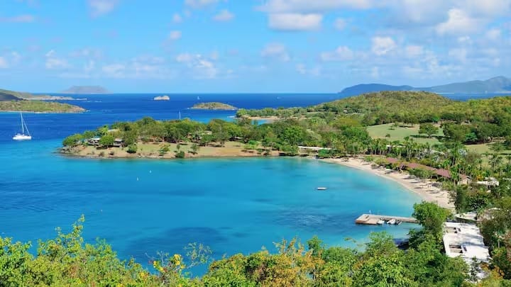 આનાથી તે વિશ્વનો એકમાત્ર દેશ બને છે જેનું નામ સંપૂર્ણપણે એક મહિલાના માનમાં રાખવામાં આવ્યું છે. પરંતુ ફ્રેન્ચ લોકો ઉતર્યા તે પહેલાં, આ ટાપુ અલગ અલગ નામોથી જાણીતો હતો: લુઆનાલાઓ અને હેવાનોરા, જેનો અર્થ ઇગુઆના ટાપુ થાય છે.