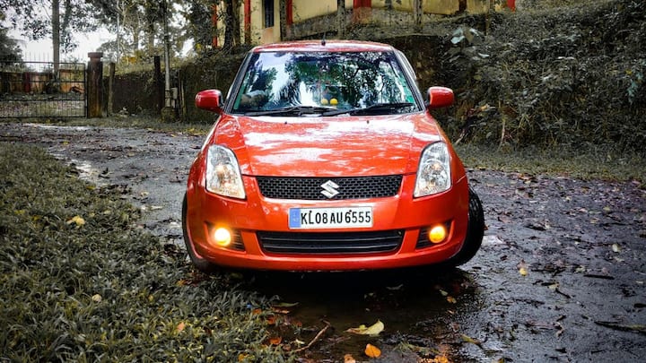 पिछले कुछ सालों में भारत में फैंसी या वीआईपी नंबर प्लेट की चाहत बहुत आम हो गई है. लोग विशेष नंबरों के लिए नीलामी में हिस्सा लेते हैं, बड़ी बोली लगाते हैं, और अपने वाहन को एक अलग पहचान देना चाहते हैं.