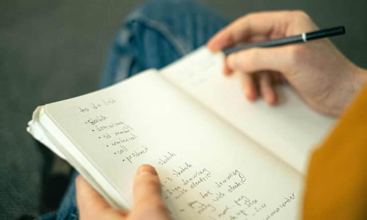 रोज सुबह उठने के बाद 60 सेकंड की फोकस लिस्ट बनाएं. दरअसल स्ट्रेस एजिंग को तेज करता है. एक्सपर्ट के अनुसार दिन के तीन जरूरी काम लिखने से दिमाग अनावश्यक टेंशन से फ्री हो जाता है. इससे मानसिक तनाव कम होता है और उससे जुड़ी इंफ्लेमेशन भी कंट्रोल होती है.