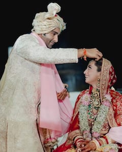 Year Ender 2025: प्रतीक बब्बर से प्राजक्ता कोली तक, 2025 में शादी के बंधन में बंधे ये 7 बॉलीवुड सितारे