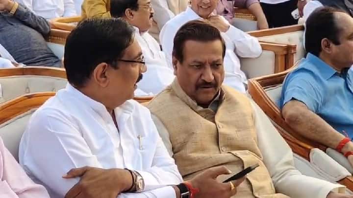 शिवसेना नेते सदा सरवणकर यांचे सुपुत्र समाधान सरवणकर यांच्यासमवेत अभिनेत्री तेजस्वीनी लोणारीचा विवाह झाला. या सोहळ्याला मुख्यमंत्री देवेंद्र फडणवीस यांनी हजेरी लावली होती.