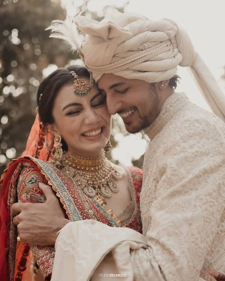 सिंगर दर्शन रावल ने अपनी बेस्ट फ्रेंड धरल सुरेलिया को अपना हमसफर बनाया है. सिंगर ने 18 जनवरी को इंटीमेट सेरमनी में शादी रचाई थी.