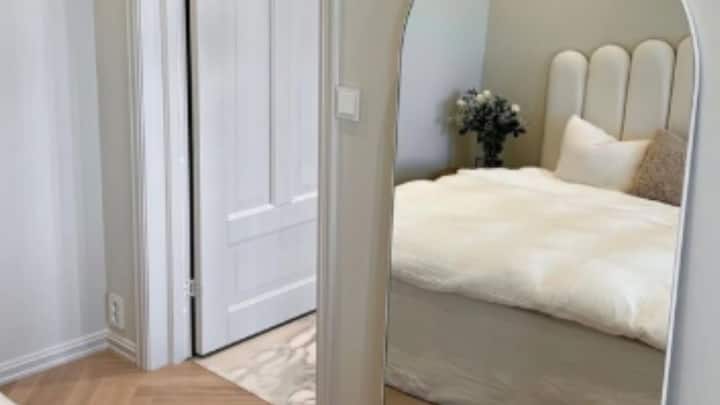 বলকানরা বিশ্বাস করেন, আয়নায় যে নিজেকে দেখি আমরা, তা শুধু মাত্র প্রতিবিম্ব নয়। বরং আমাদেরই দুর্বল রূপ প্রতিফলিত হয়। ঘুমের মধ্যে আমরা সচেতন থাকি না। সেই সময় দুর্বল হয়ে পড়ি। সেই সময় আয়নায় প্রতিবিম্বও যদি ঘুমন্ত অবস্থায় থাকে, আত্মা শরীর ছেড়ে প্রতিবিম্বে প্রবেশ করতে পারে এবং ফিরেও না আসতে পারে।